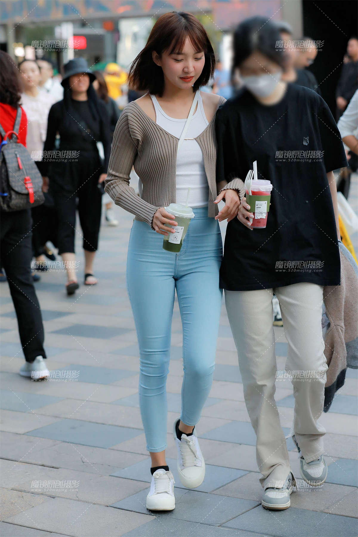 【玻璃街拍】浅色牛仔裤-日更街拍