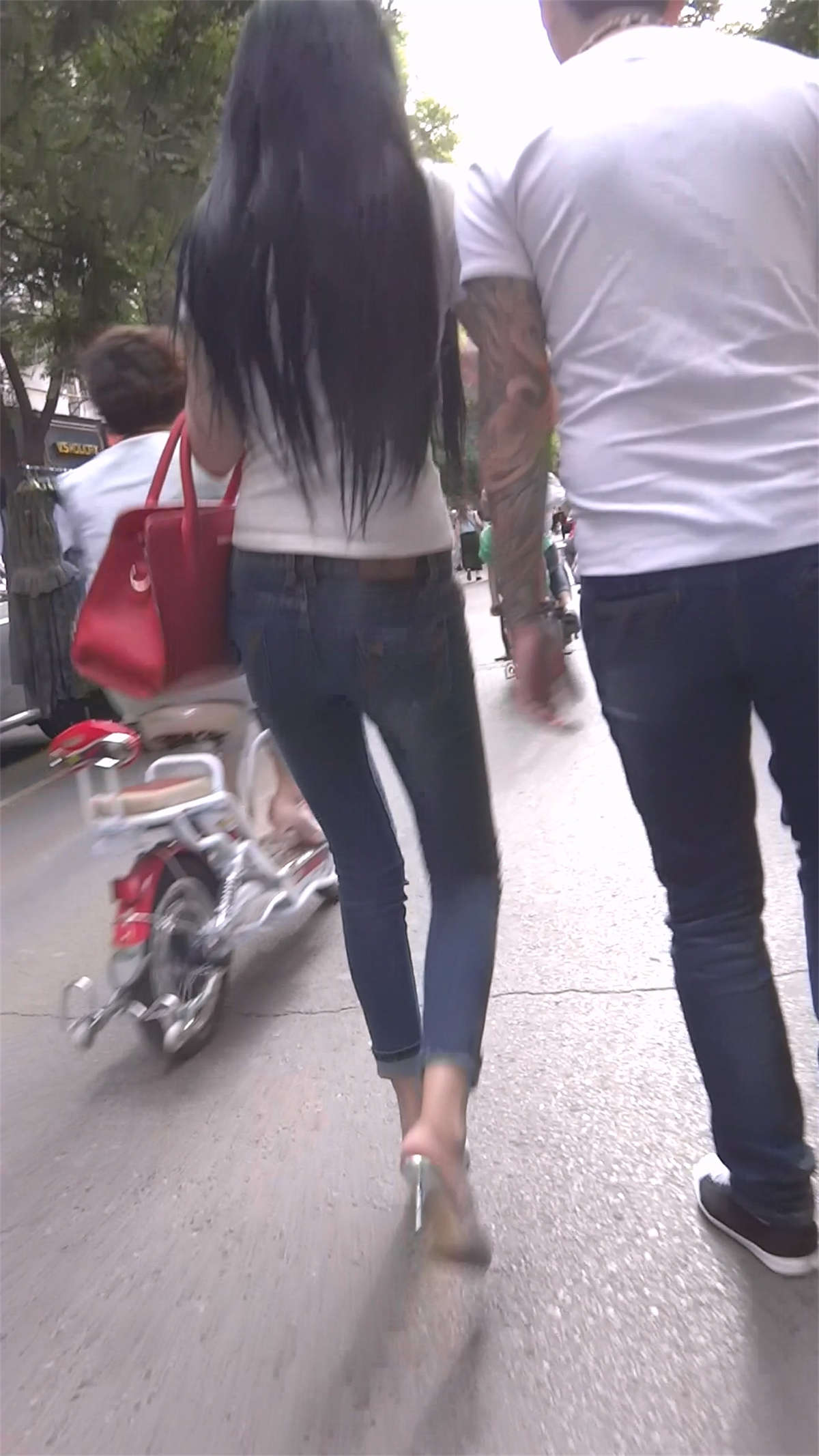 图片[2]-蓝色牛仔裤美女-日更街拍