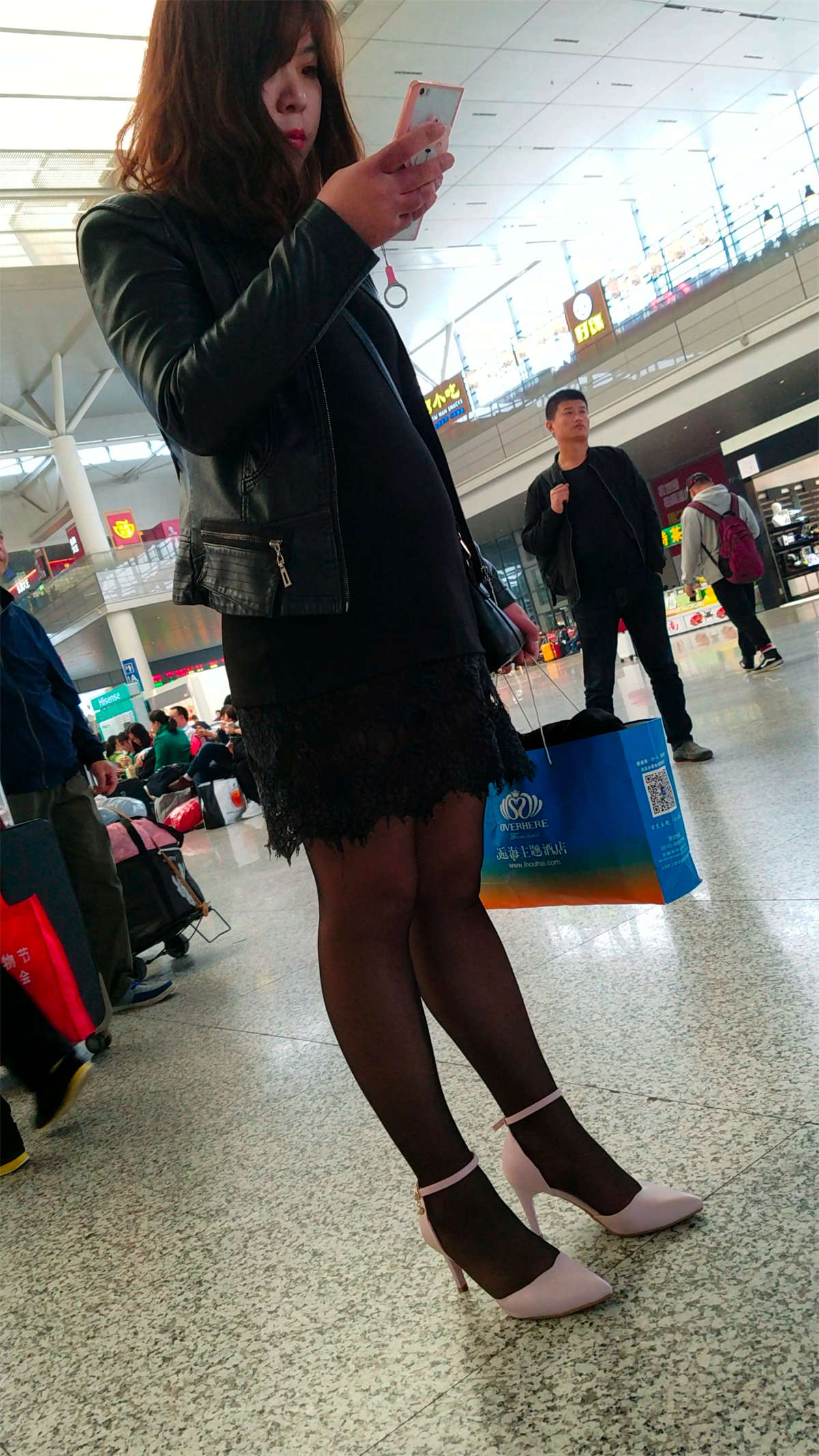 图片[2]-[4K高清视频]车站黑色蕾丝包臀裙粉色高跟丰满少妇-日更街拍