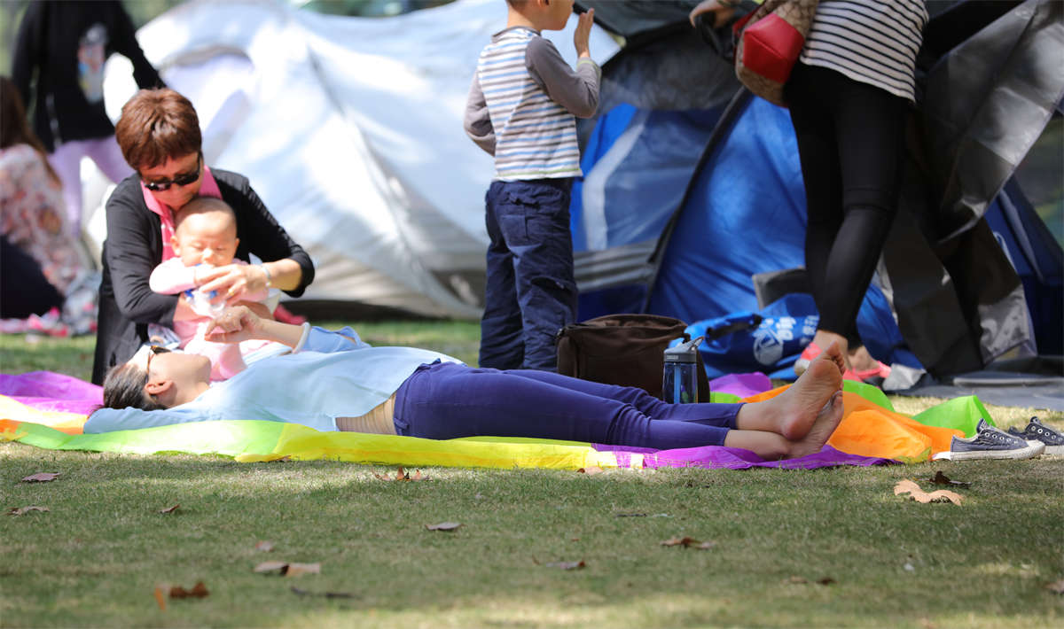 图片[2]-踏青公园街拍系列No.1198 时尚美少妇的玉足纤薄细长-日更街拍