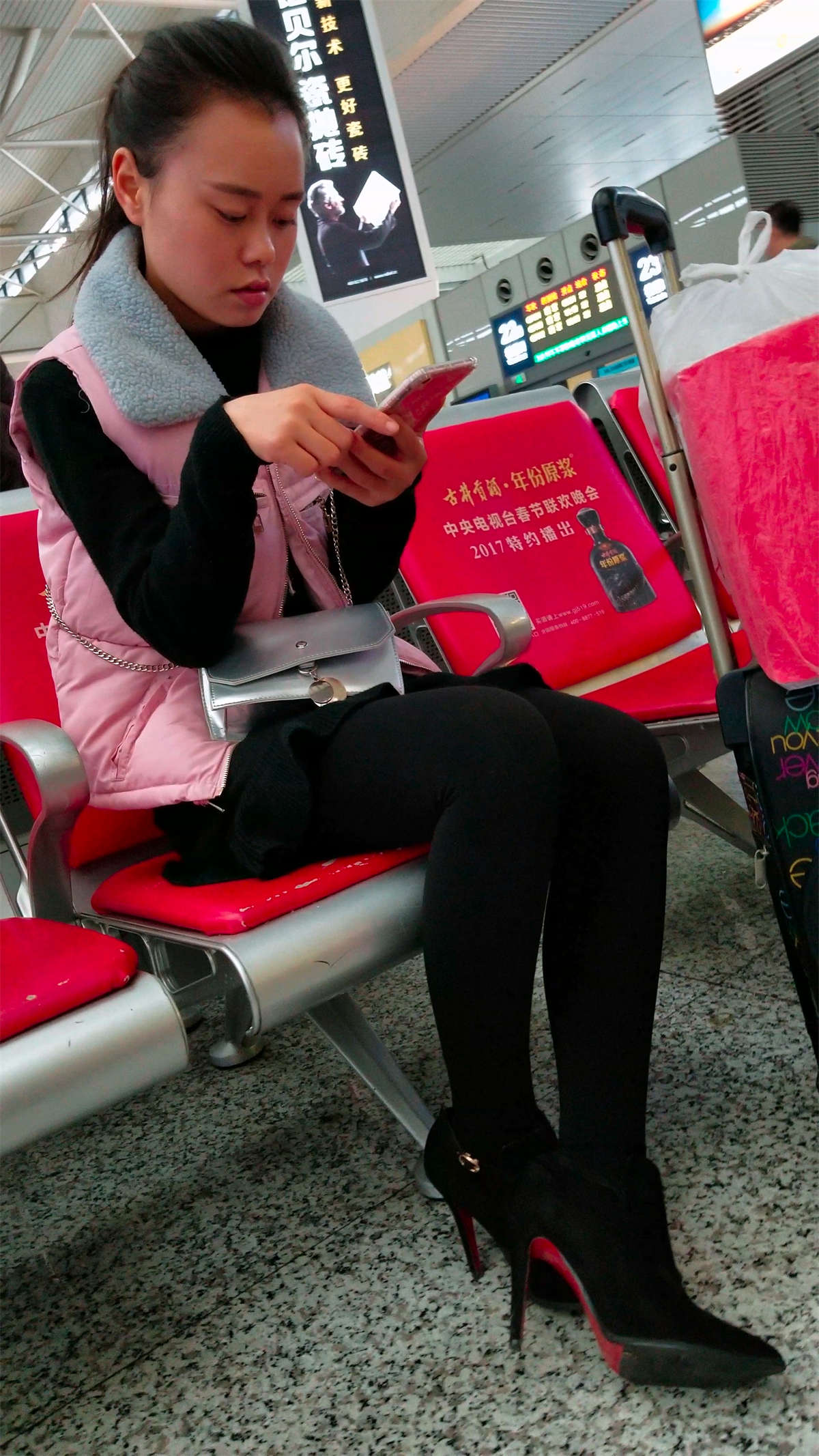 图片[2]-性感黑丝高跟街拍美腿-日更街拍