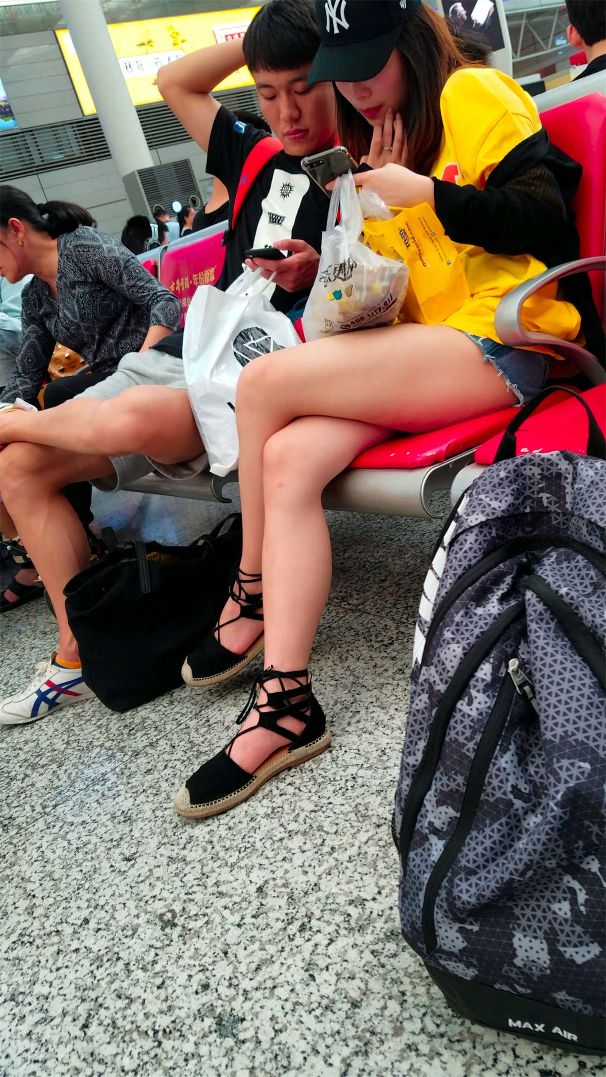 [4K高清视频]等候列车的脱丝美女-日更街拍