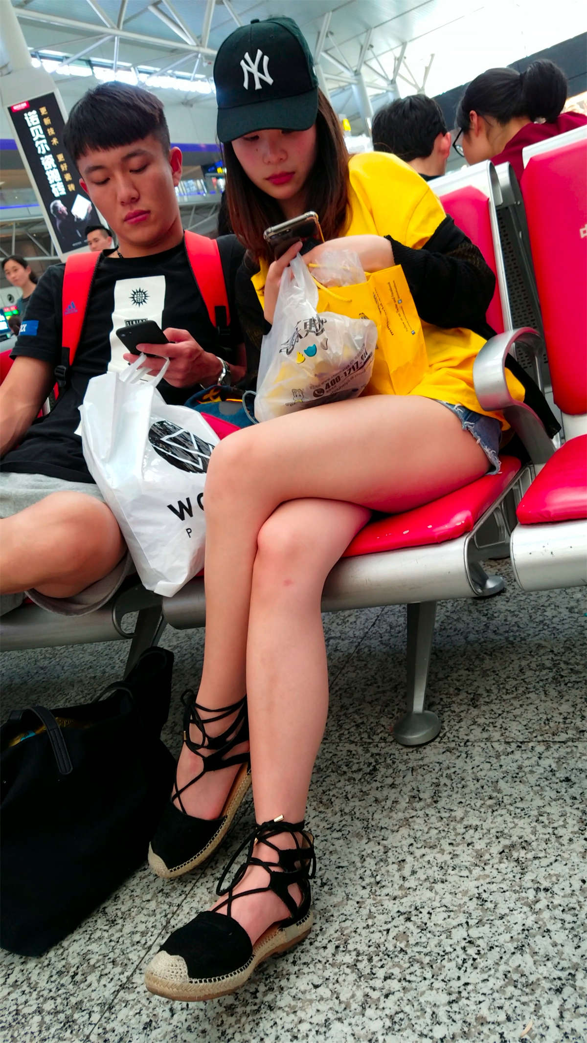 图片[2]-[4K高清视频]等候列车的脱丝美女-日更街拍