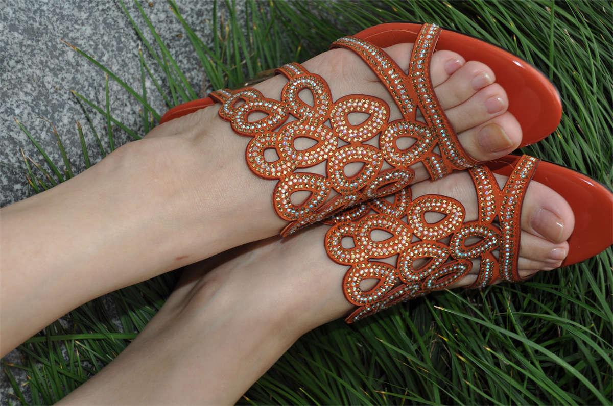 Fannie芬妮美足园NO.559 深秋故事 凉拖裸足（1）-日更街拍