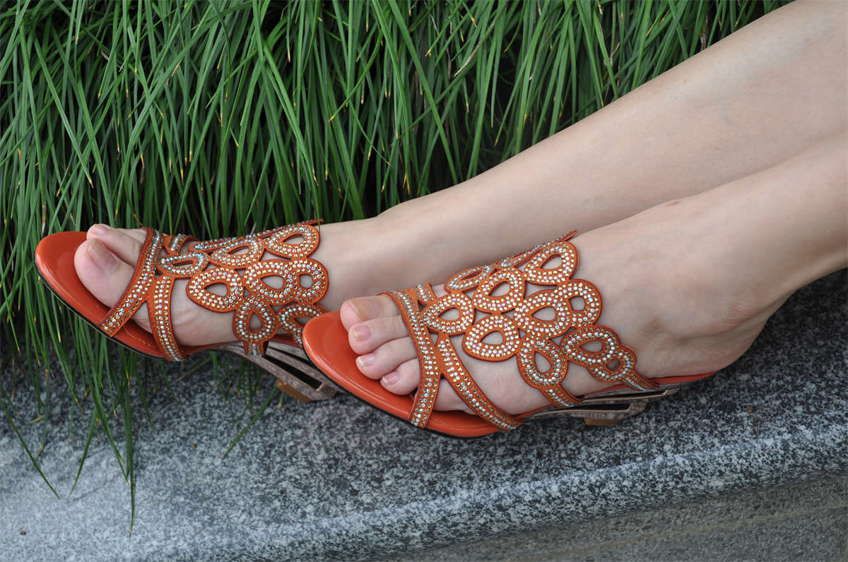 图片[2]-Fannie芬妮美足园NO.559 深秋故事 凉拖裸足（1）-日更街拍