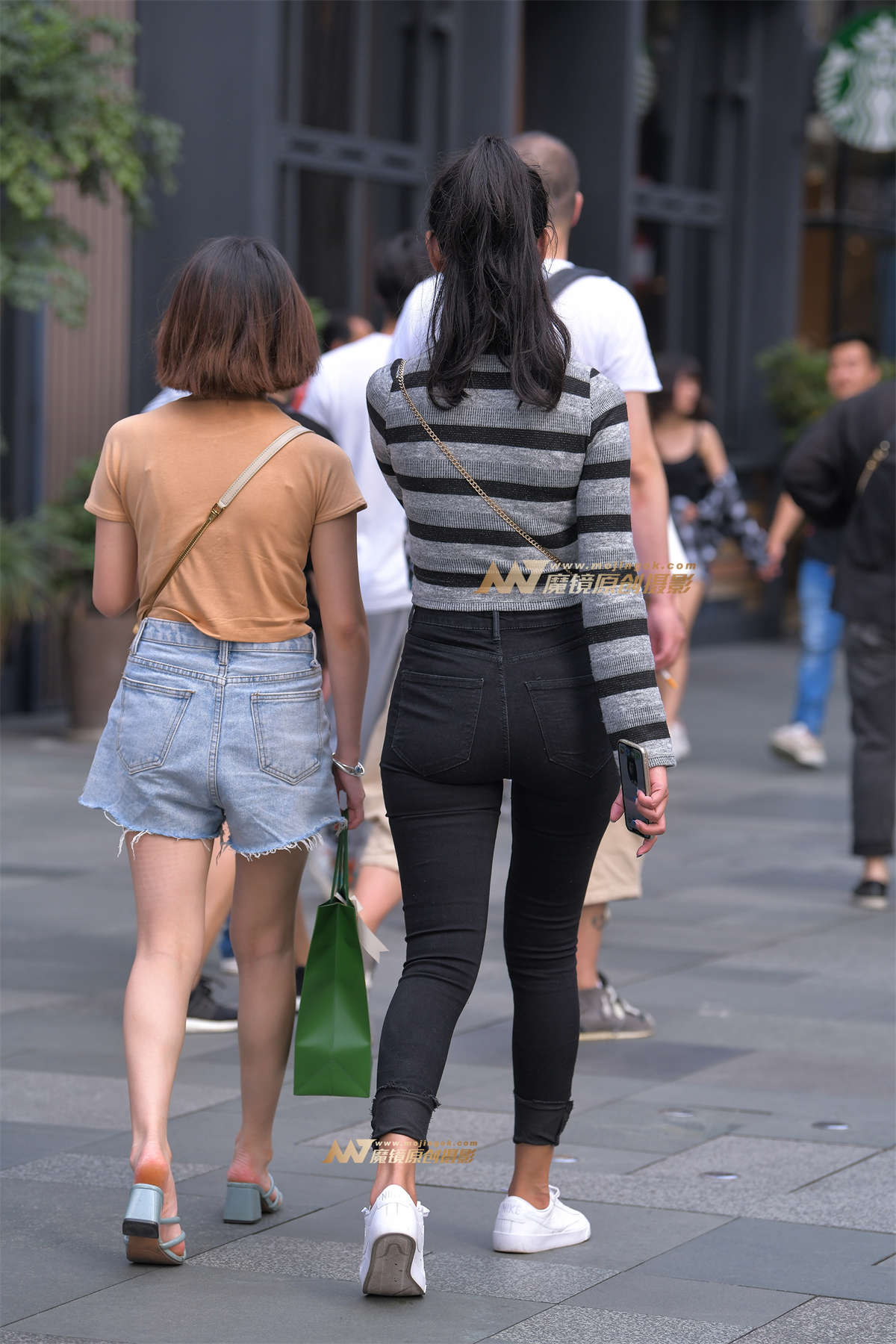【街拍之魂赛帖】紧身牛仔黑裤插图1
