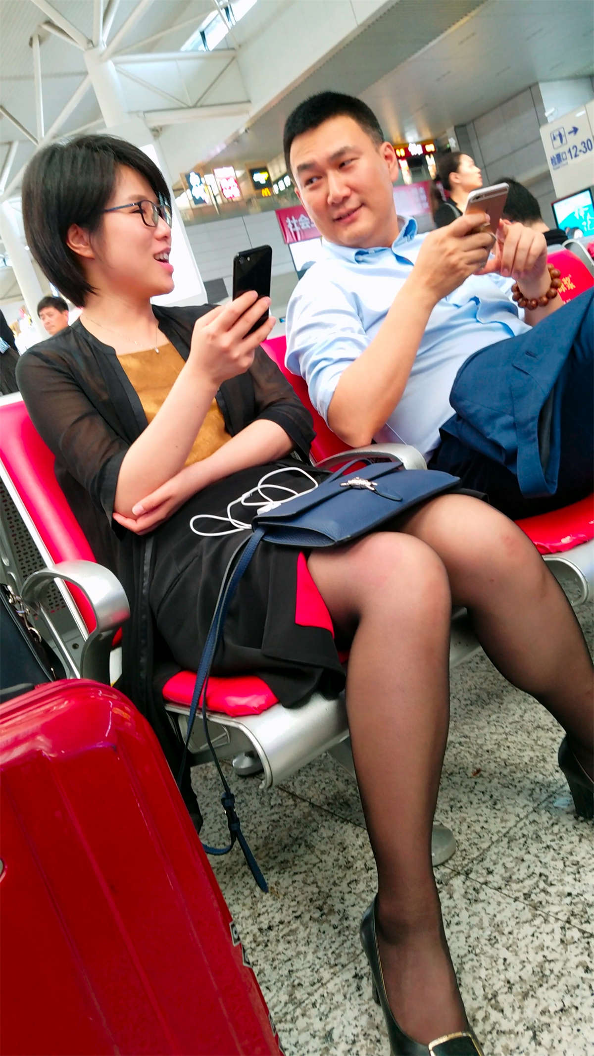 OL黑丝高跟鞋制服街拍美女-日更街拍