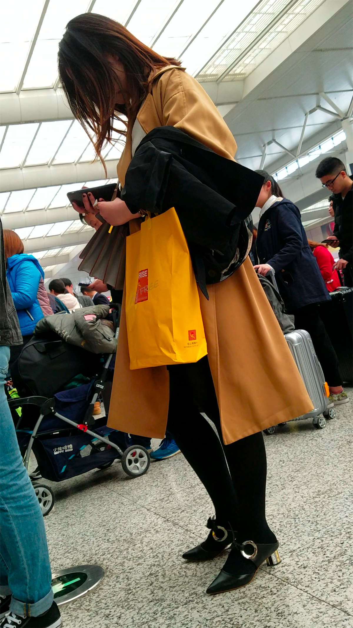 图片[2]-[4K高清视频]红色风衣黑丝美女-日更街拍