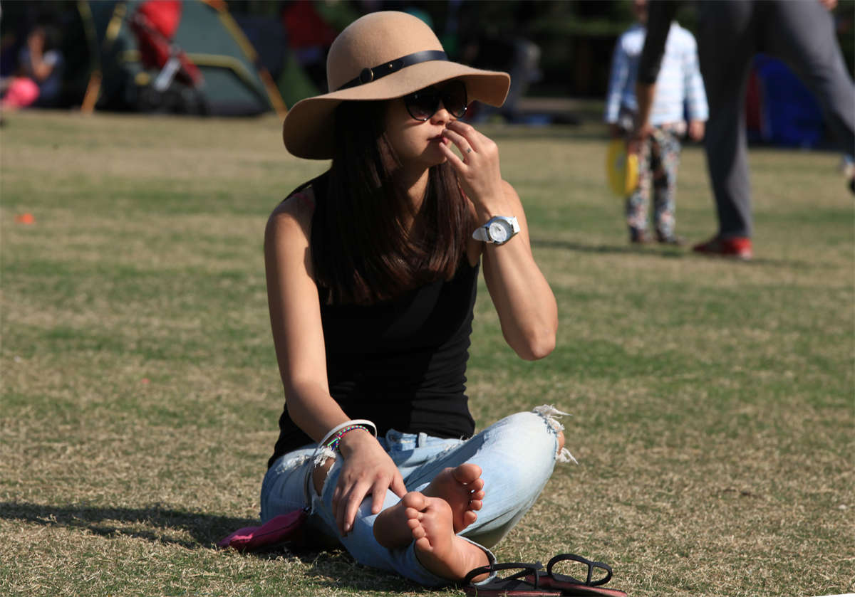 图片[2]-踏青公园街拍系列No.1199 时尚辣妈从头到脚都很夺人眼球-日更街拍