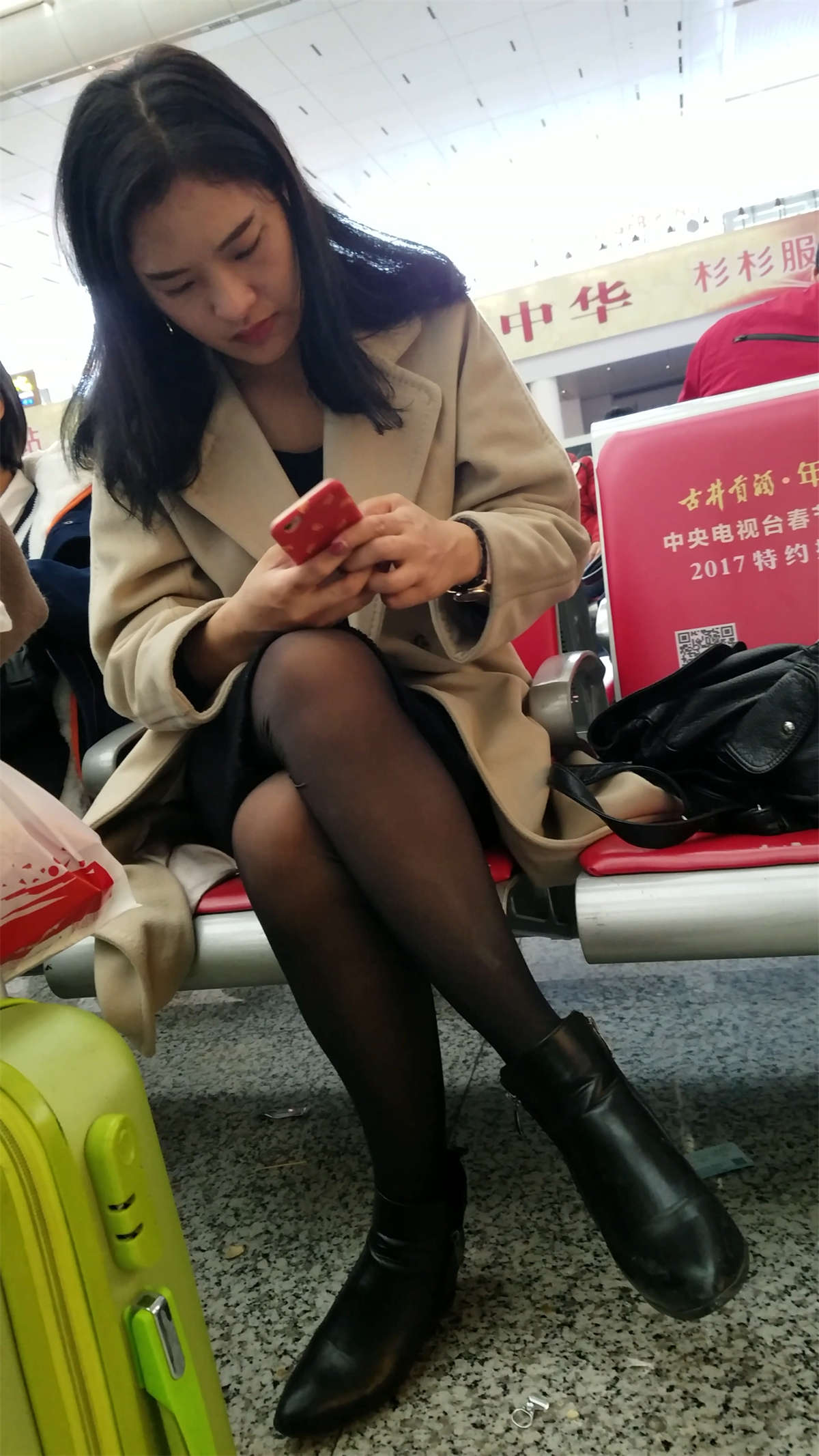 [4K高清视频]火车站黑色丝袜美女挑鞋-日更街拍