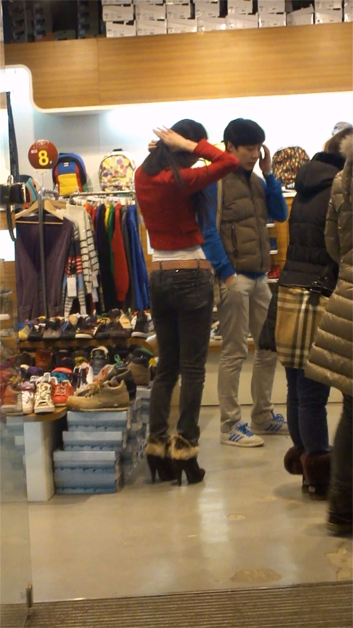 图片[2]-气质美女的紧身牛仔裤美臀-日更街拍