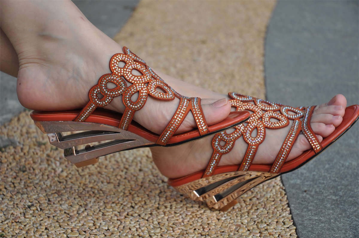 Fannie芬妮美足园NO.560 深秋故事 凉拖裸足（2）-日更街拍