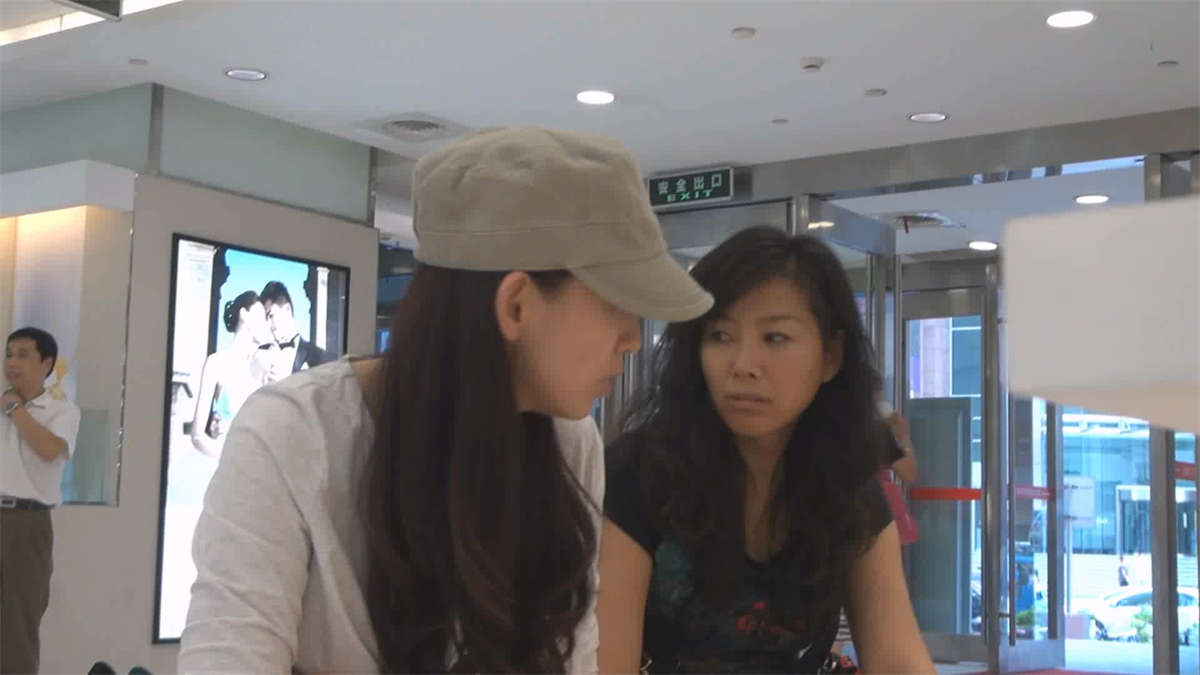 坡跟凉拖和MM的二趾长小脚很相配-日更街拍