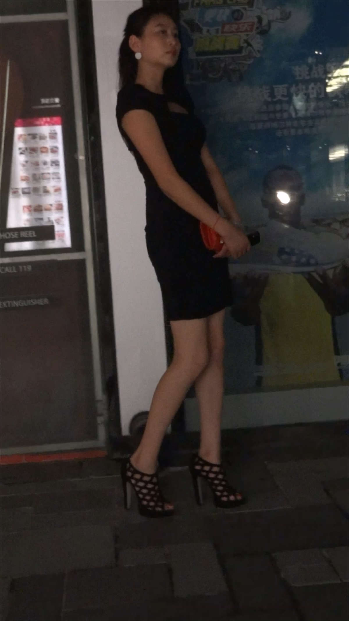 气质美少妇露背短裙-日更街拍