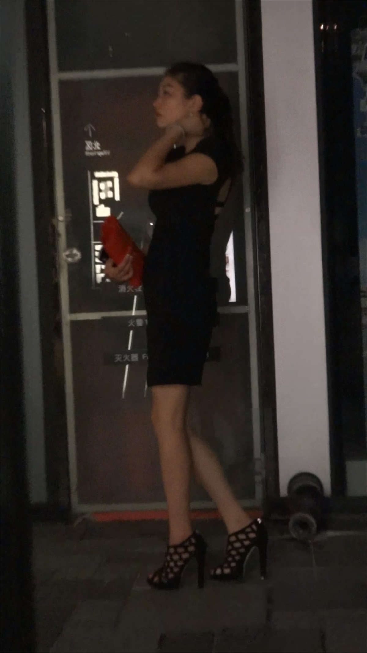 图片[2]-气质美少妇露背短裙-日更街拍