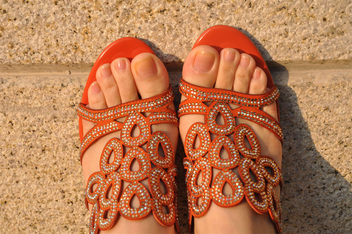 图片[2]-Fannie芬妮美足园NO.561 深秋故事 凉拖裸足（3）-日更街拍