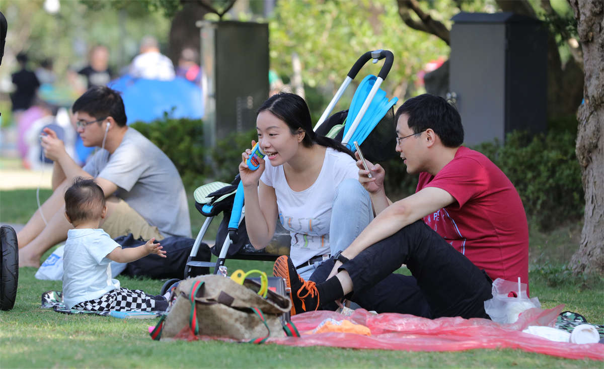 图片[2]-踏青公园街拍系列No.1200 柔情少妇的无瑕足底，目测几乎满分-日更街拍