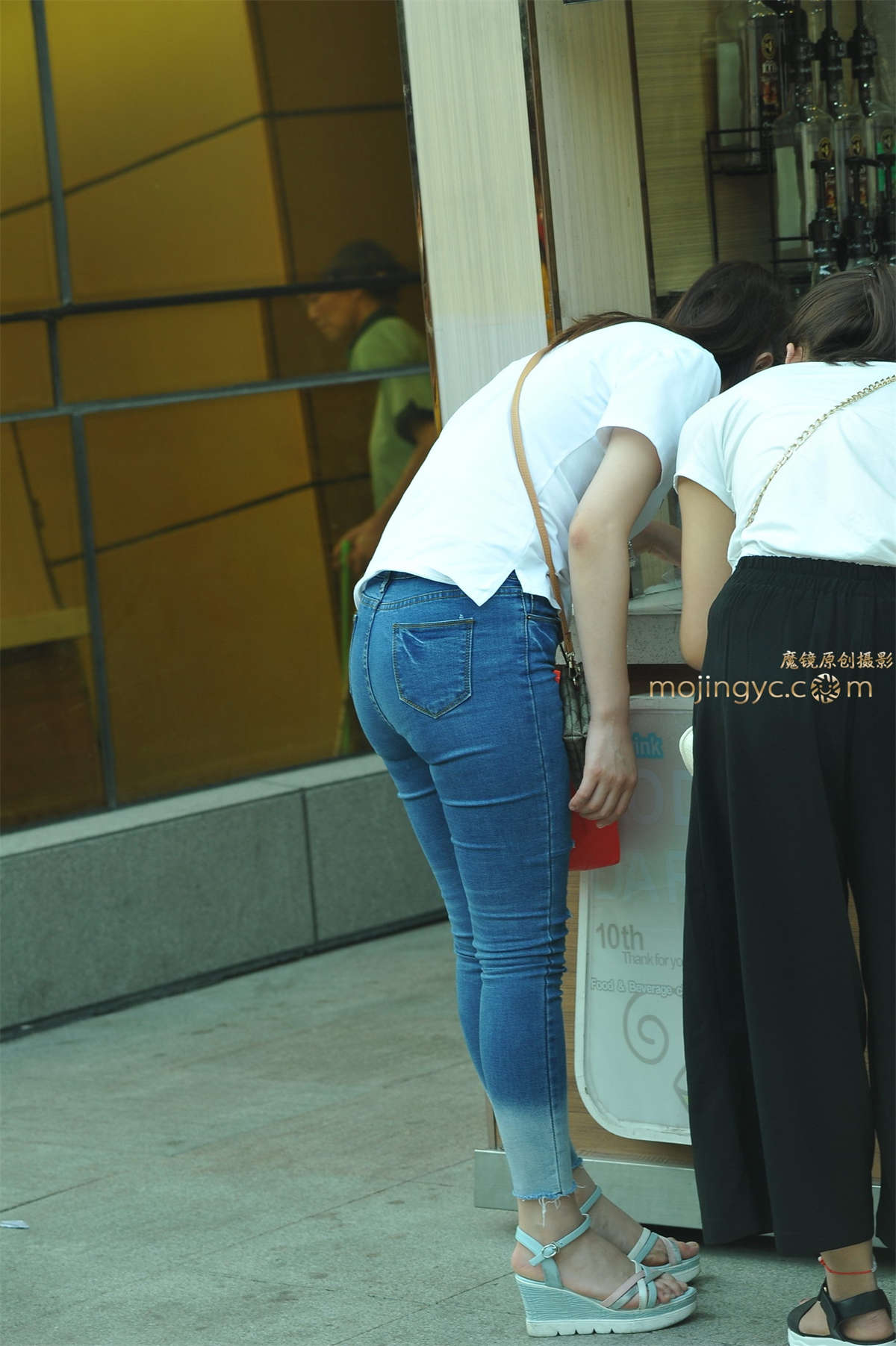 2016-07-27紧身牛仔妹妹16张-日更街拍