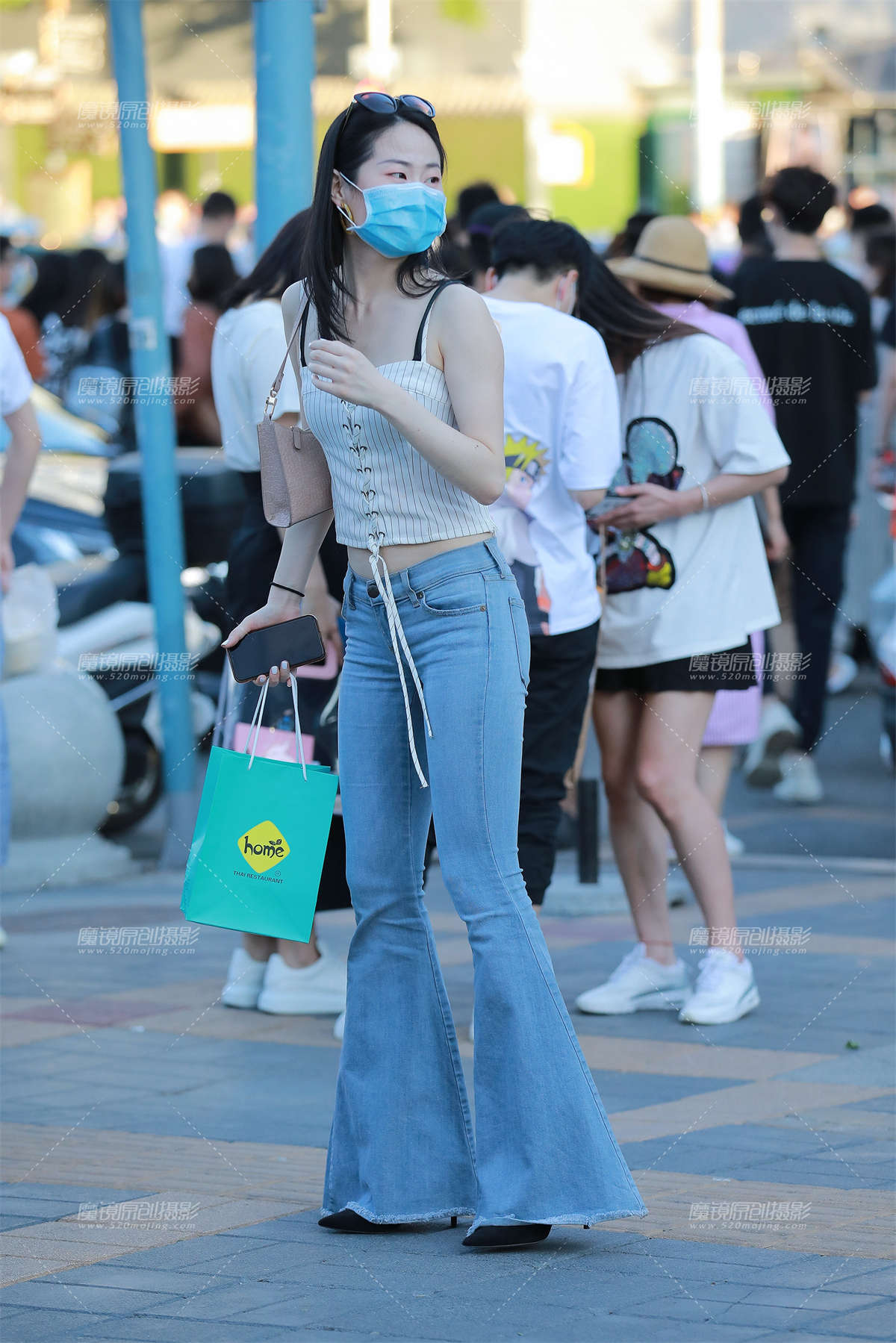 【玻璃赛帖】超紧身蓝牛小姐姐-日更街拍