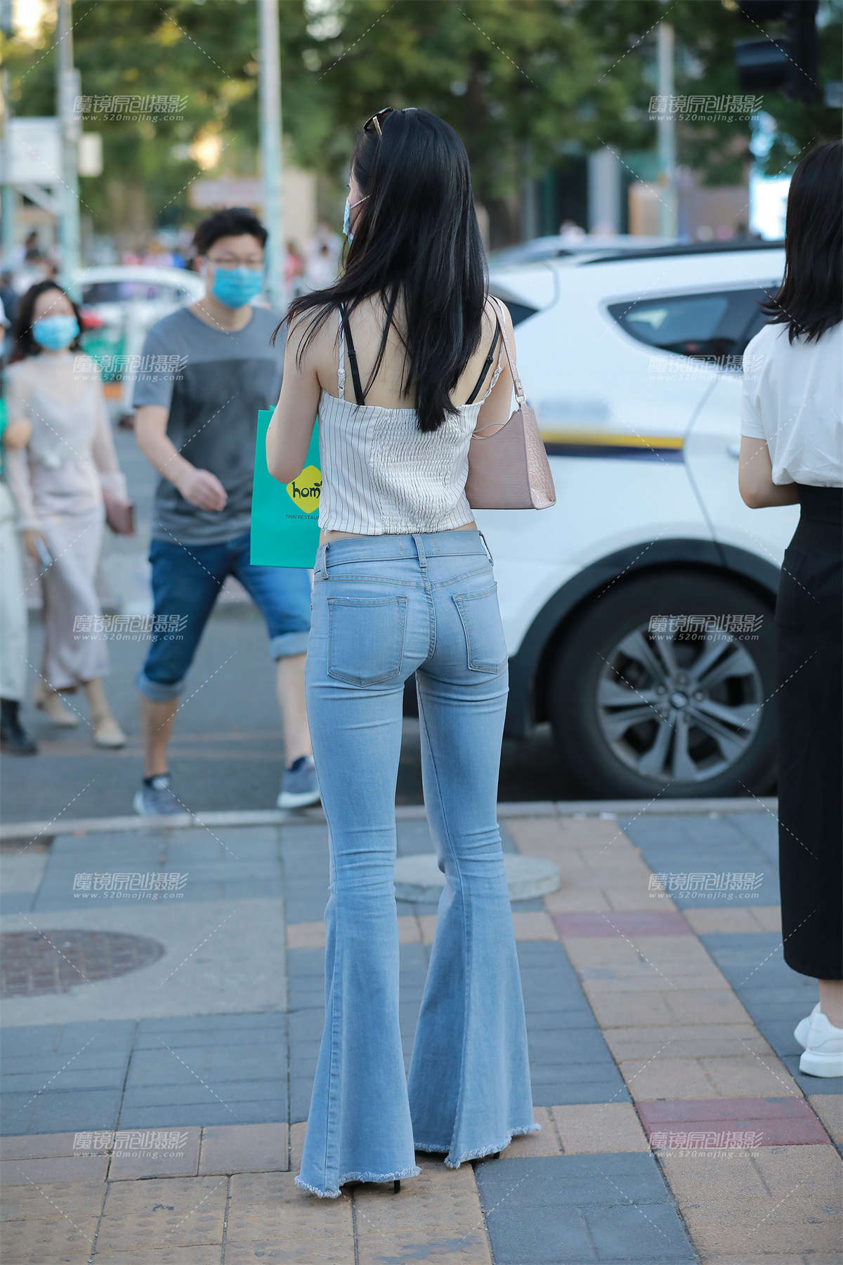 图片[2]-【玻璃赛帖】超紧身蓝牛小姐姐-日更街拍