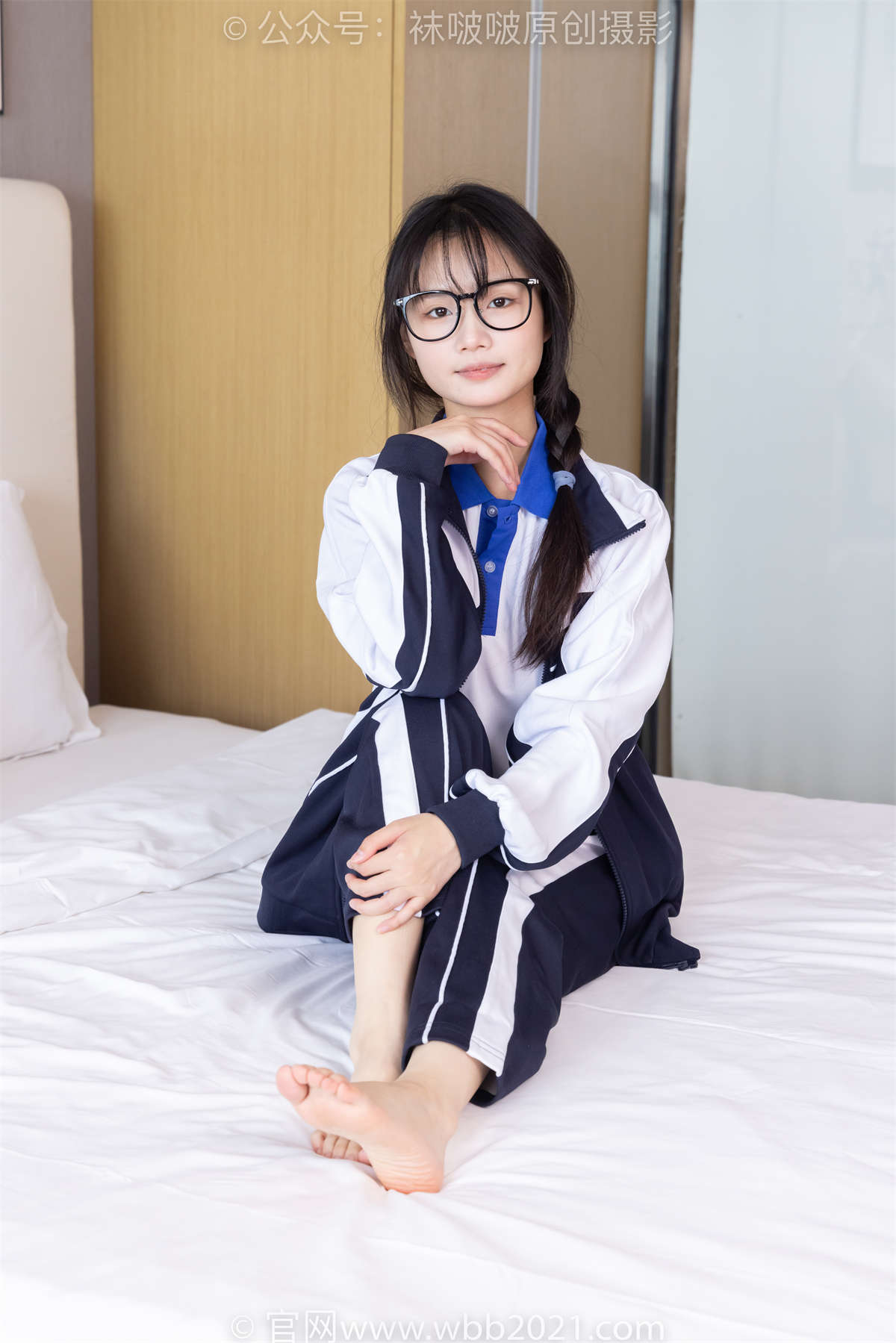 袜啵啵 No.456 甜甜圈-运动鞋、白棉袜、裸足、校服 花絮版-日更街拍