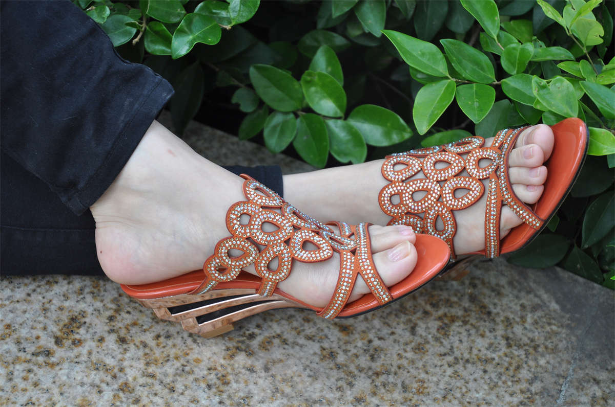 图片[2]-Fannie芬妮美足园NO.562 深秋故事 凉拖裸足（4）-日更街拍