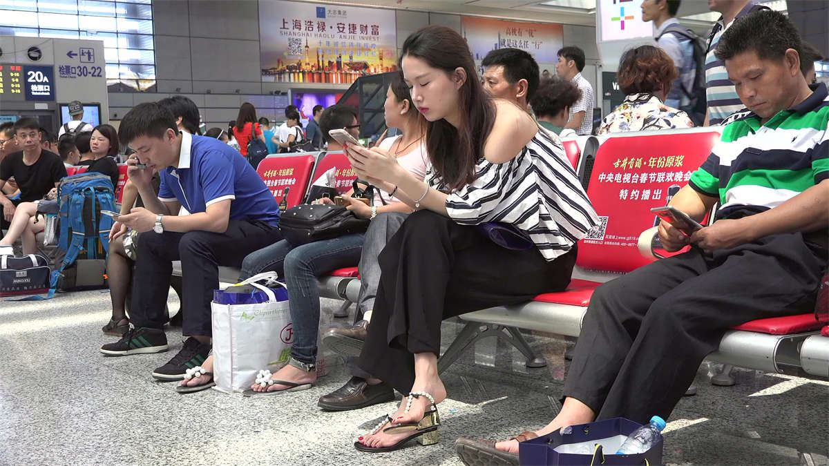 清纯玉女的一双红趾艳足又来挑动你的神经了-日更街拍