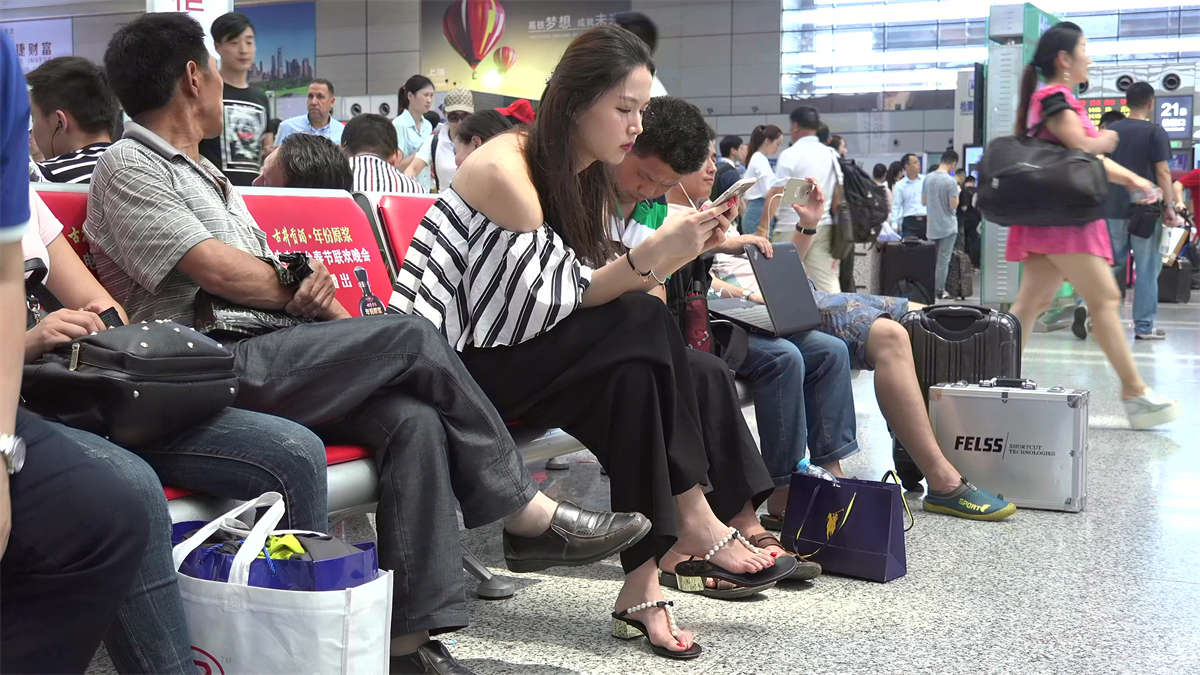 图片[2]-清纯玉女的一双红趾艳足又来挑动你的神经了-日更街拍