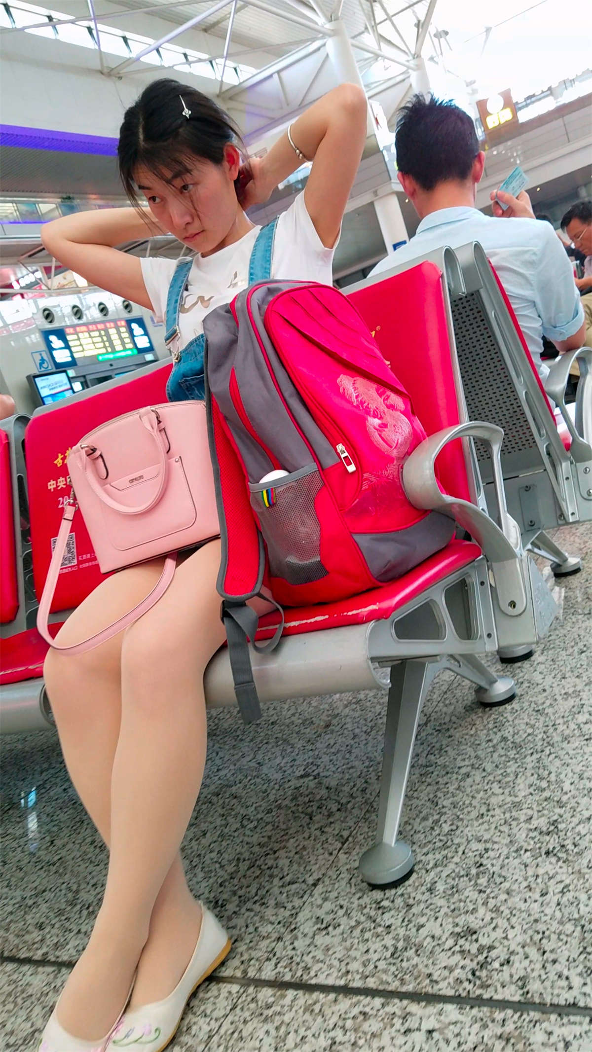 图片[2]-白T恤吊带裙绣花鞋街拍肉丝美腿-日更街拍