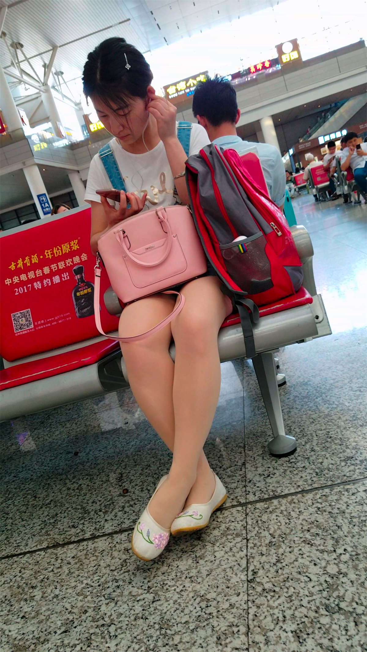 白T恤吊带裙绣花鞋街拍肉丝美腿-日更街拍