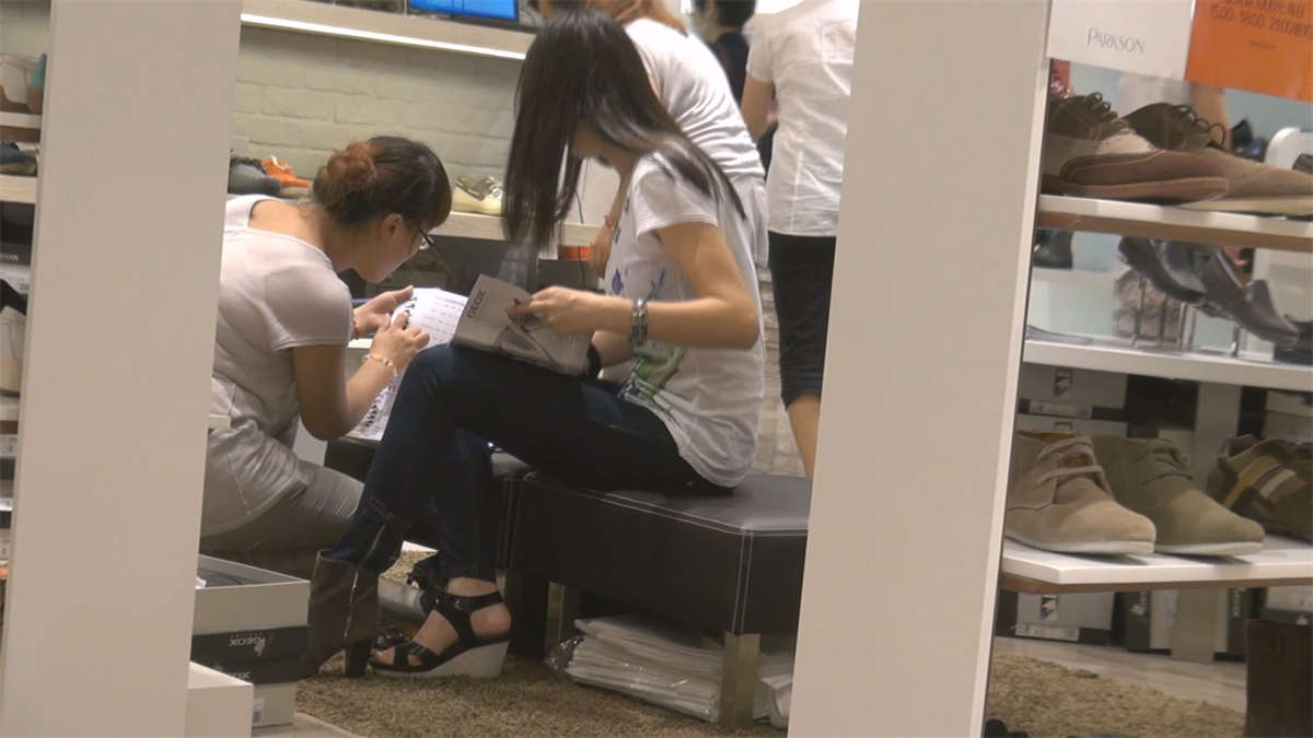 瘦长女孩似乎对新鞋很拿不定主意-日更街拍