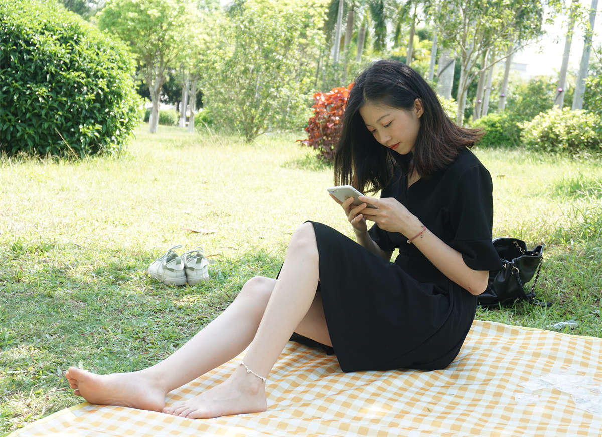 aapary摄影 No.115 杰杰草地全方位秀美脚-日更街拍