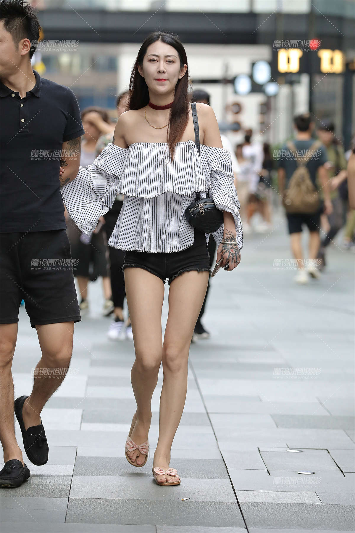 热裤，美腿女朋友-日更街拍