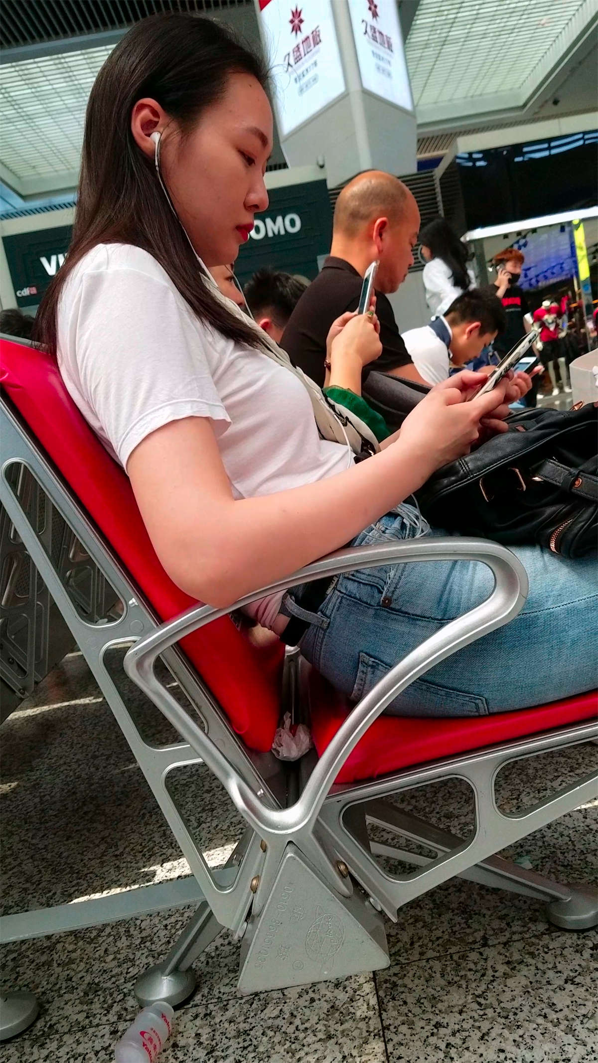 白T恤紧身蓝牛高颜值街拍美女-日更街拍