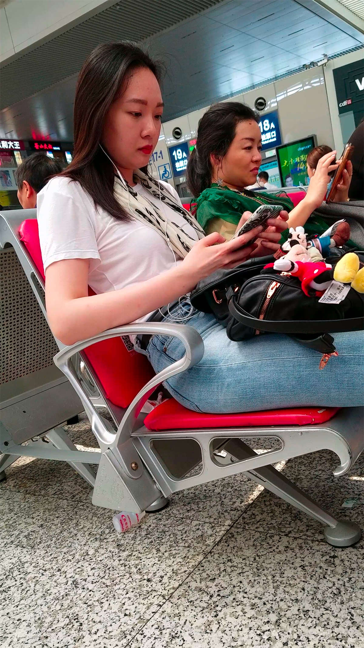 图片[2]-白T恤紧身蓝牛高颜值街拍美女-日更街拍