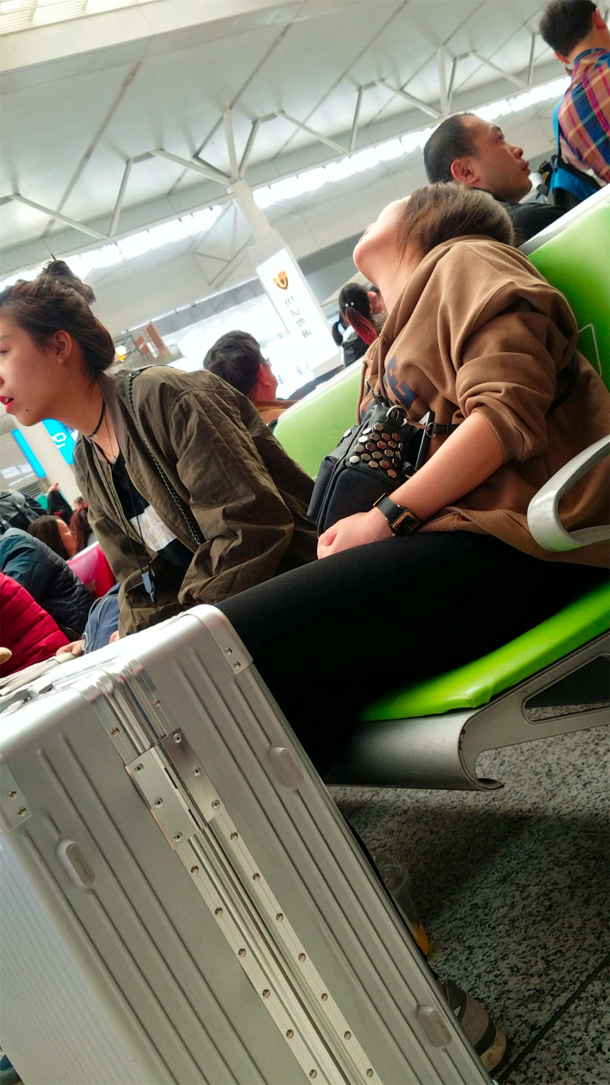 图片[2]-[4K高清视频]车站候车的黑色紧裤漂亮美女-日更街拍