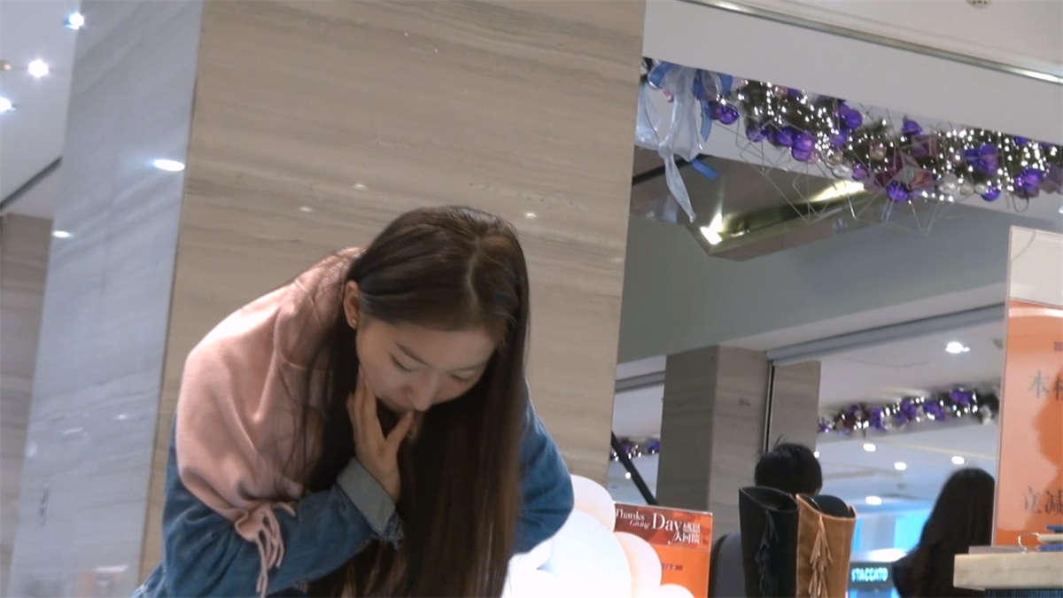 图片[2]-脱了鞋后，MM似乎有揉脚的习惯动作-日更街拍