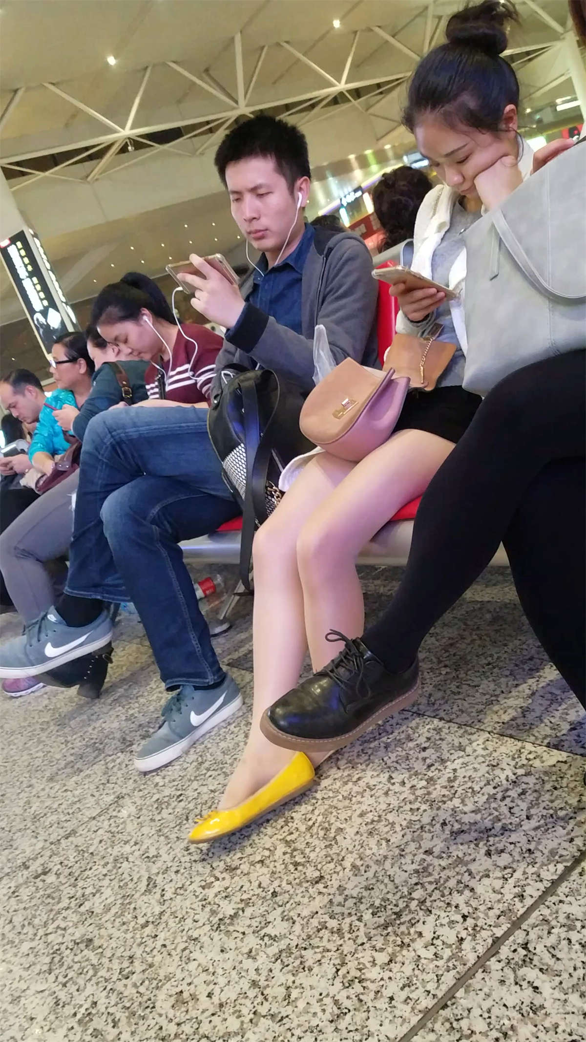 图片[2]-[4K高清视频]白色蕾丝上衣肉丝黄鞋-日更街拍