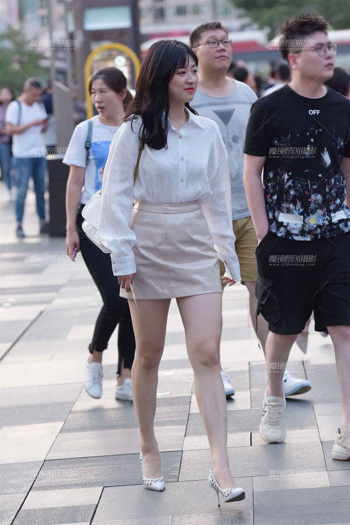 裸色小皮裙-日更街拍