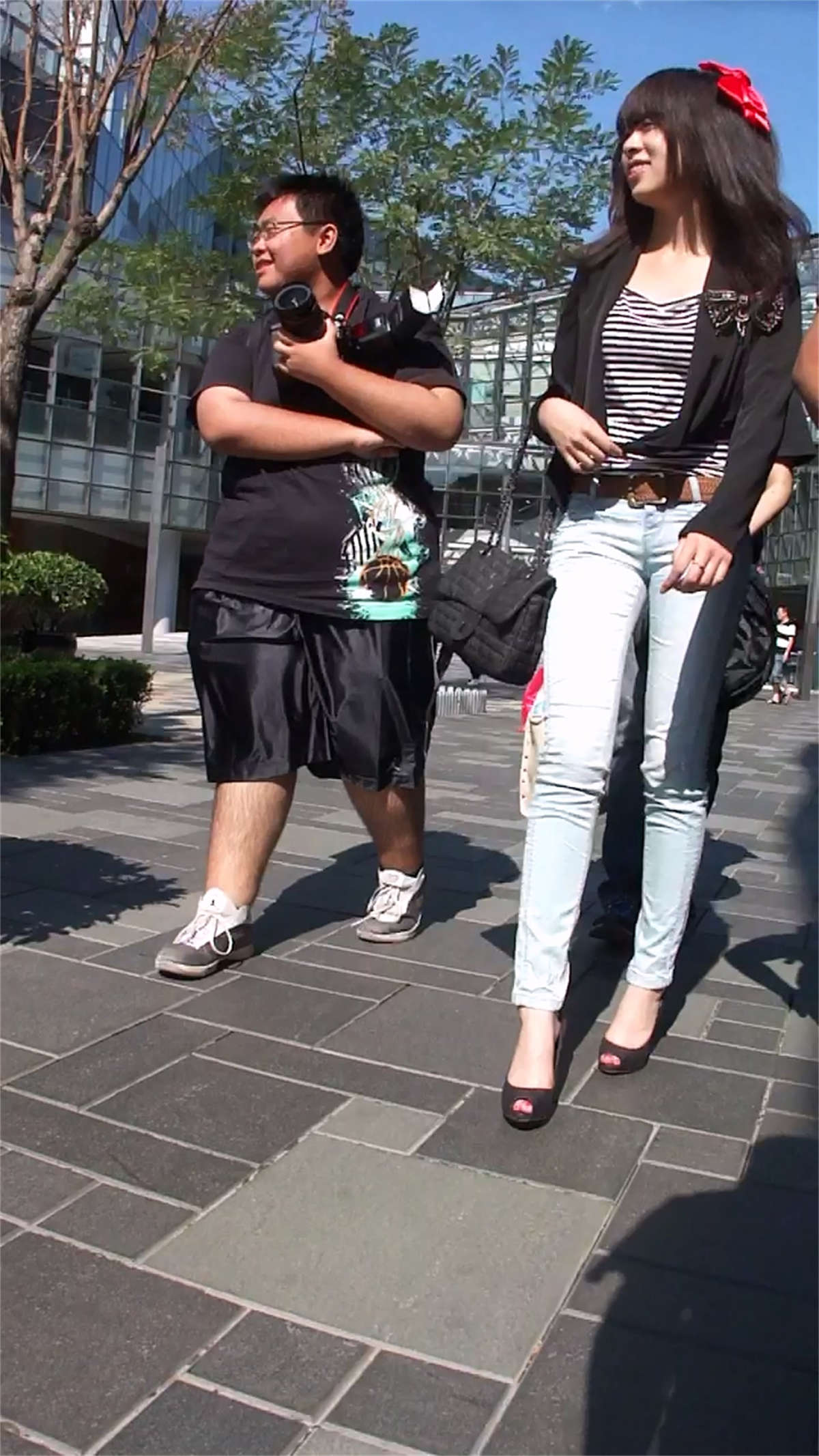 图片[2]-青春靓丽的紧身牛仔裤长腿美眉-日更街拍