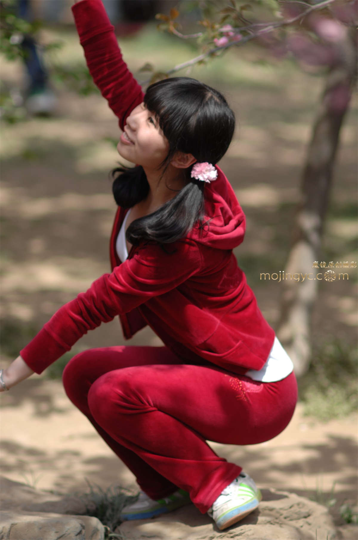 2016-08-06紧身红色休闲装美臀美眉29张-日更街拍