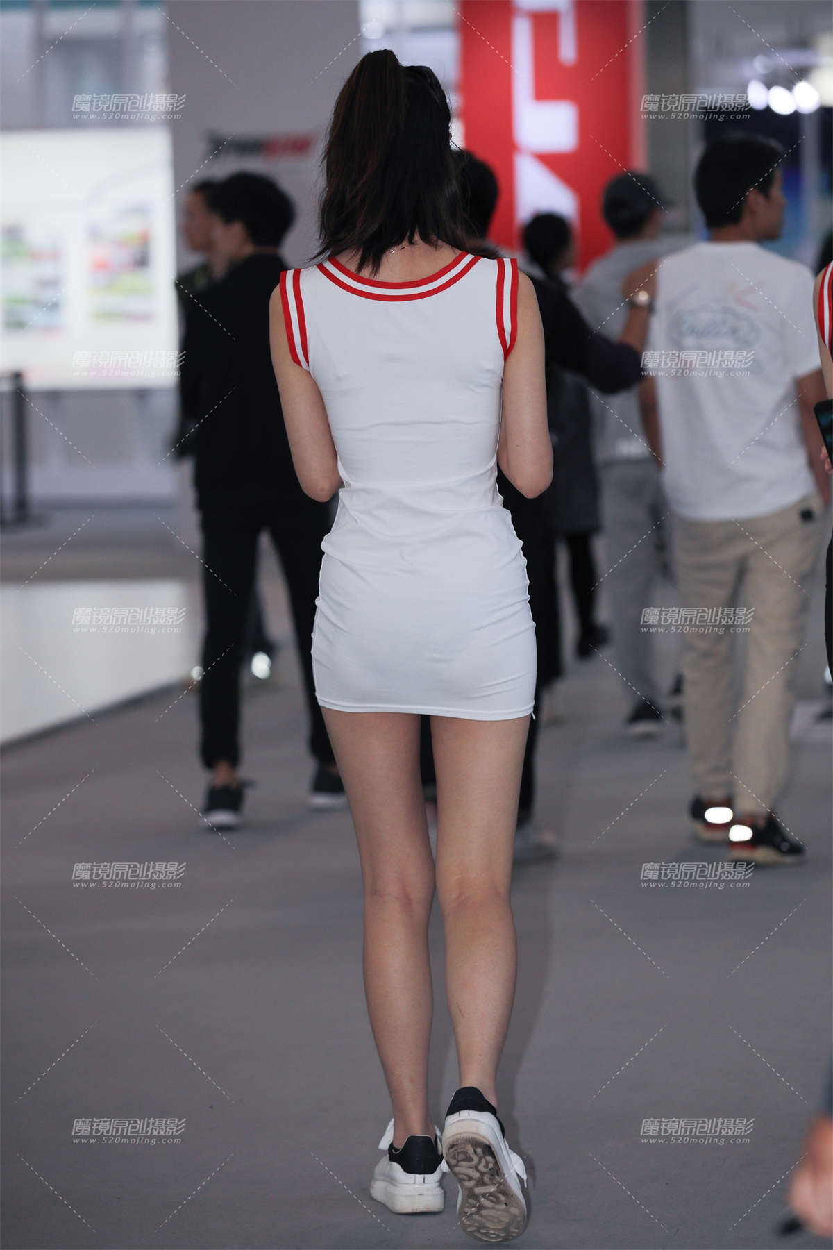 图片[2]-白色连衣裙美眉-日更街拍