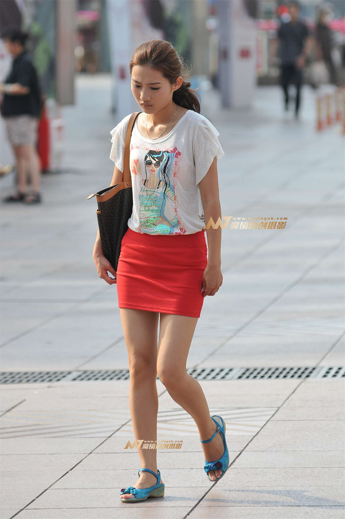 橙红色包臀裙少妇-日更街拍