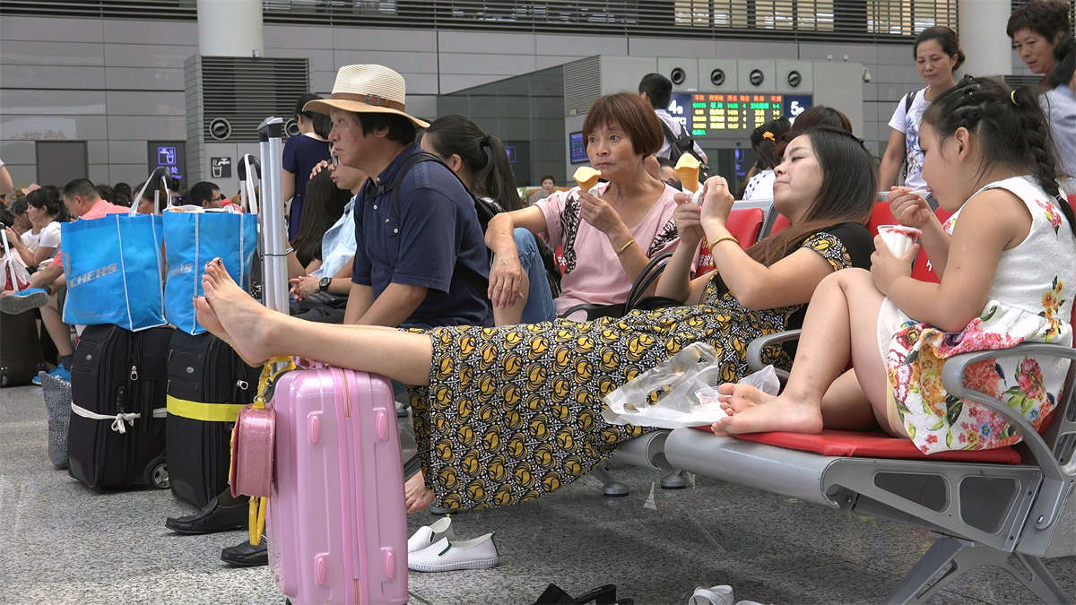 图片[2]-可爱型少妇双腿翘上行李箱，美甲足底露得毫不含糊-日更街拍