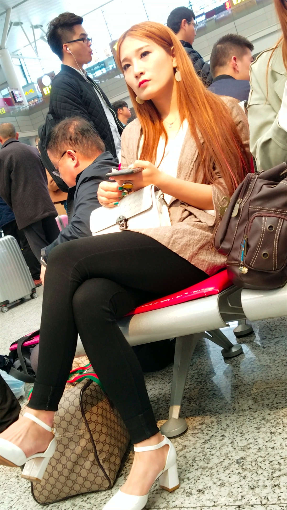 图片[2]-[4K高清视频]高铁站金色长发黑色紧身裤美腿玉足漂亮女神-日更街拍