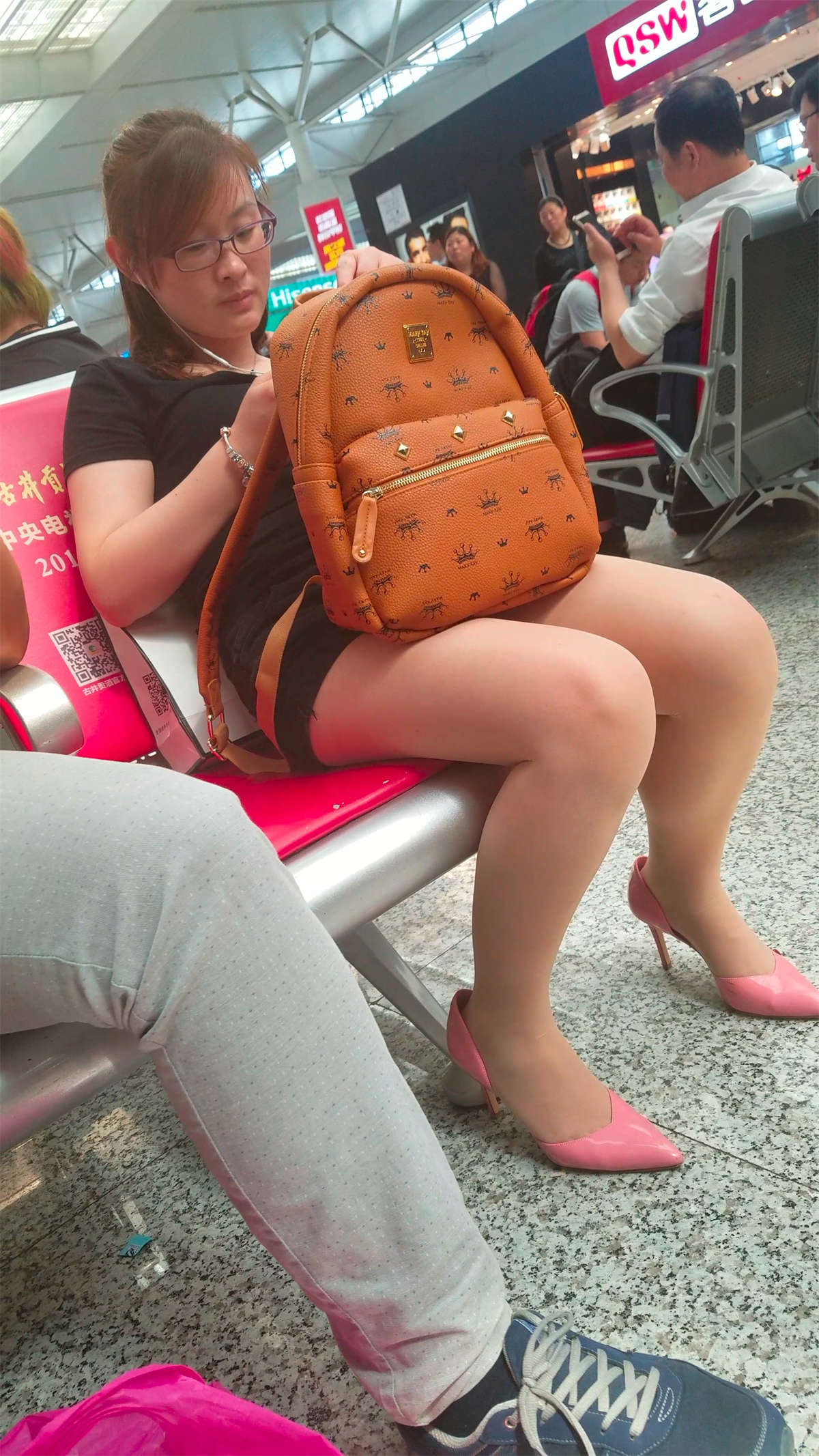[4K高清视频]肉色丝袜大美腿-日更街拍