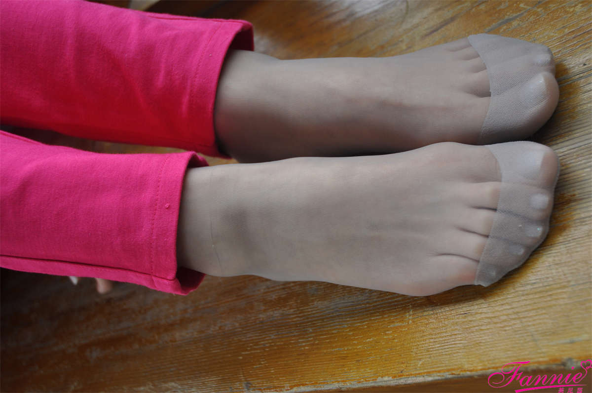 Fannie芬妮美足园NO.566 清明时节雨纷纷（丝足）-日更街拍