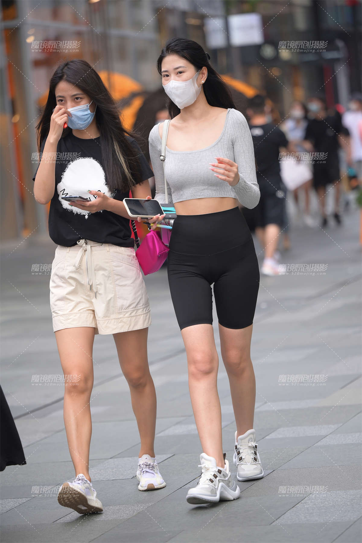 黑色紧身短裤美女-日更街拍