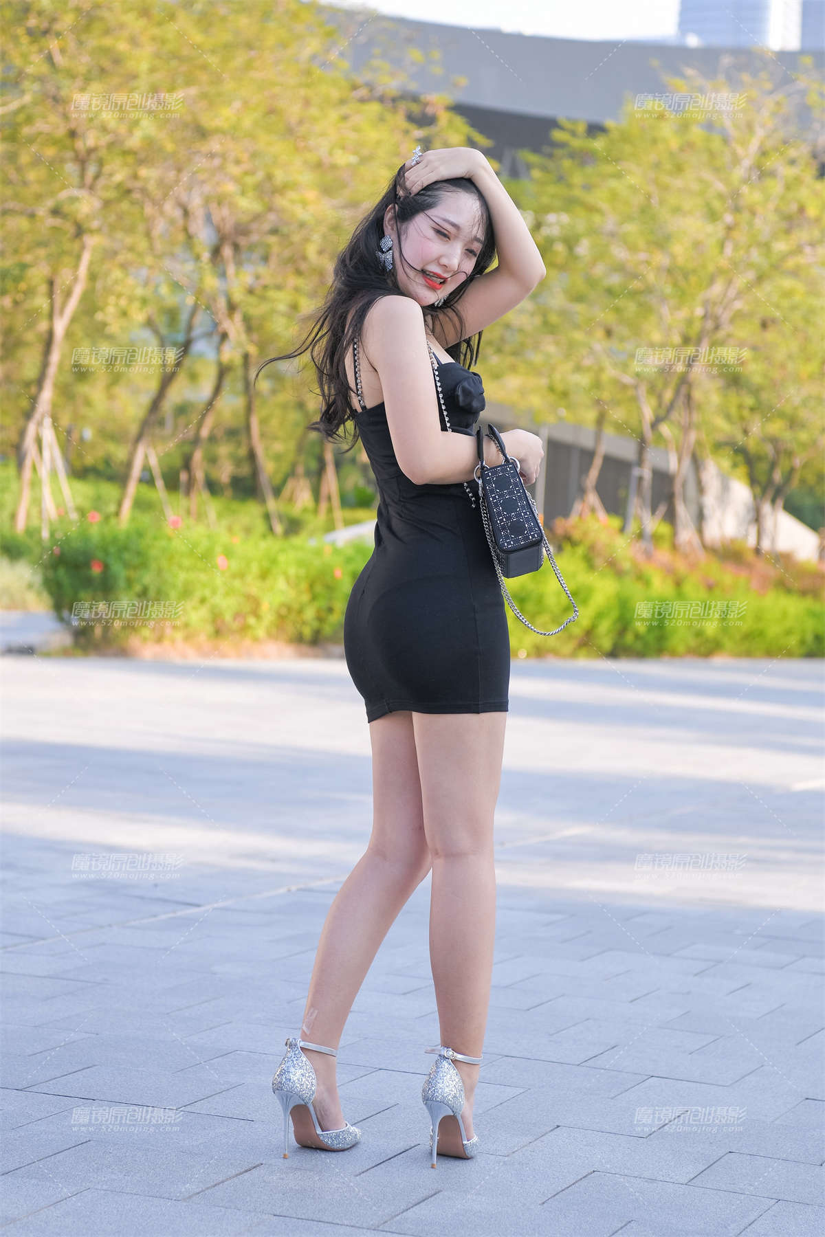 图片[2]-黑吊带短裙白凉高-日更街拍