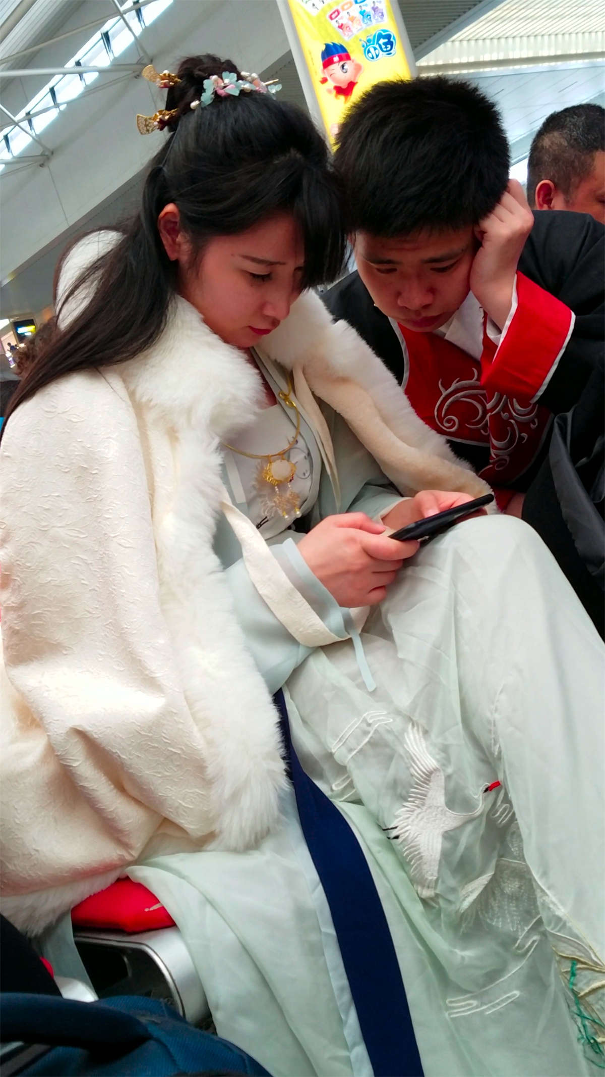 [4K高清视频]高铁站候车的古装漂亮长发美女-日更街拍